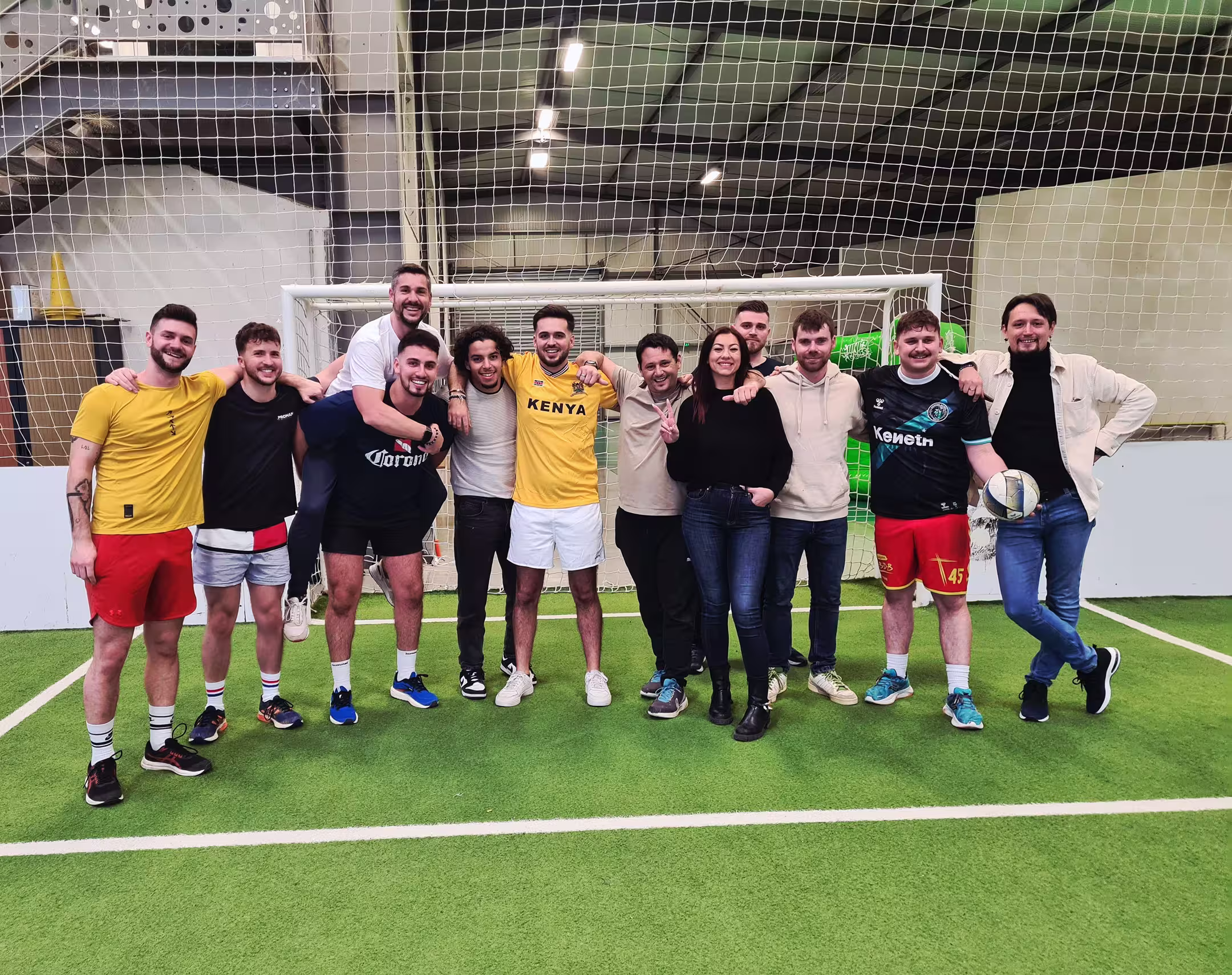 Équipe posant sur un terrain de football indoor