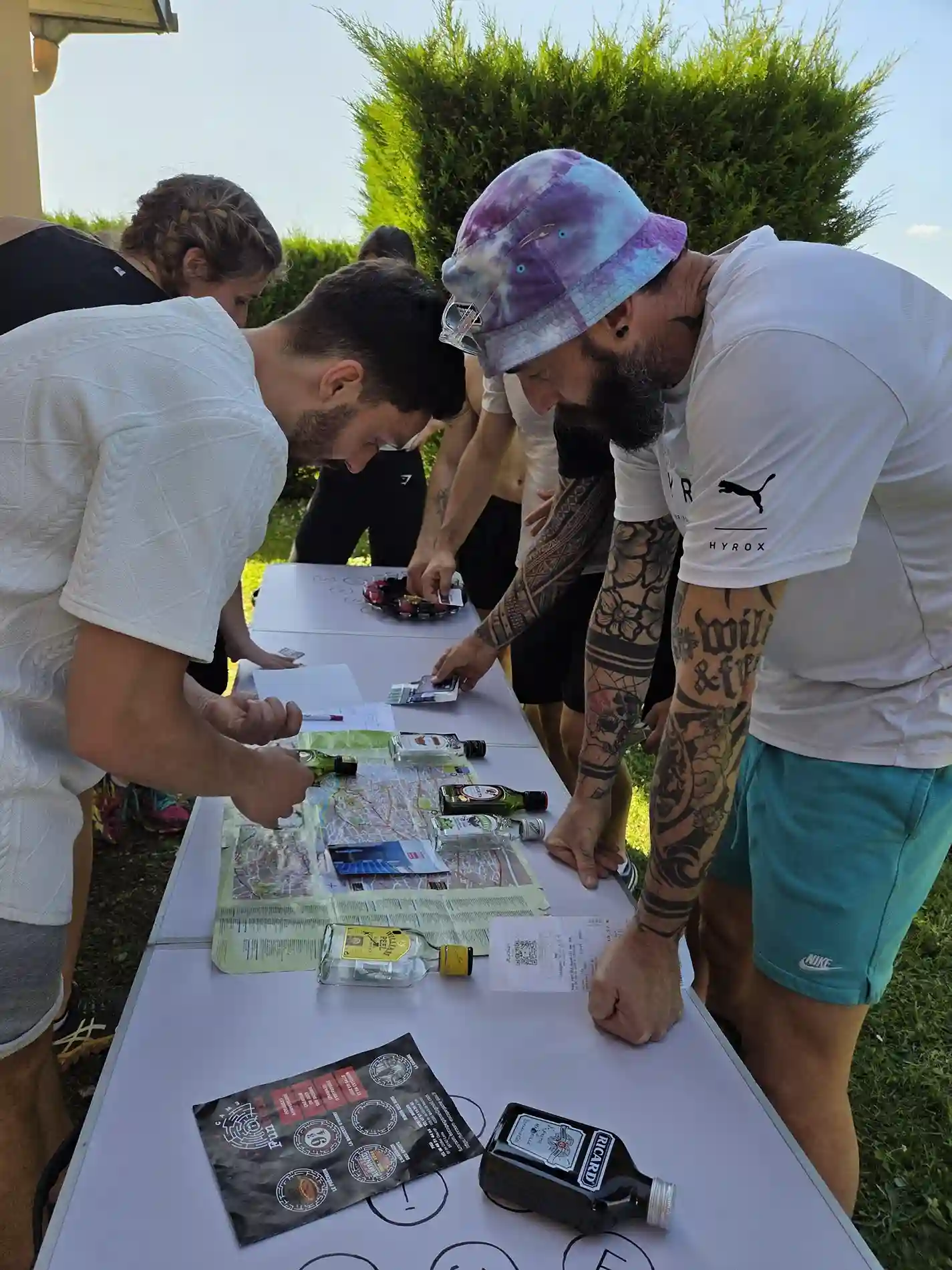 Sortie en groupe - hommes table