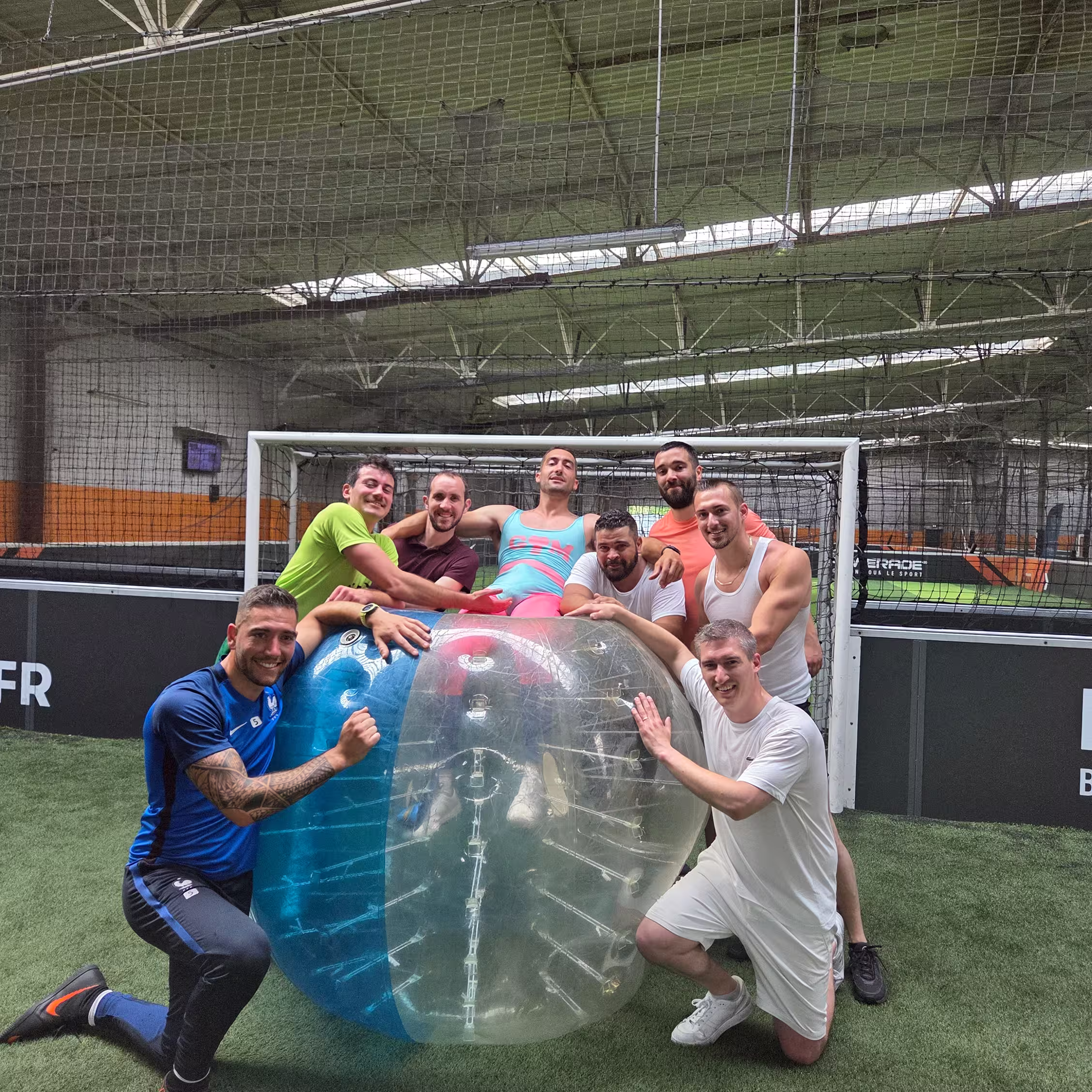 Bubble foot Bordeaux UniGames - hommes pose football terrain