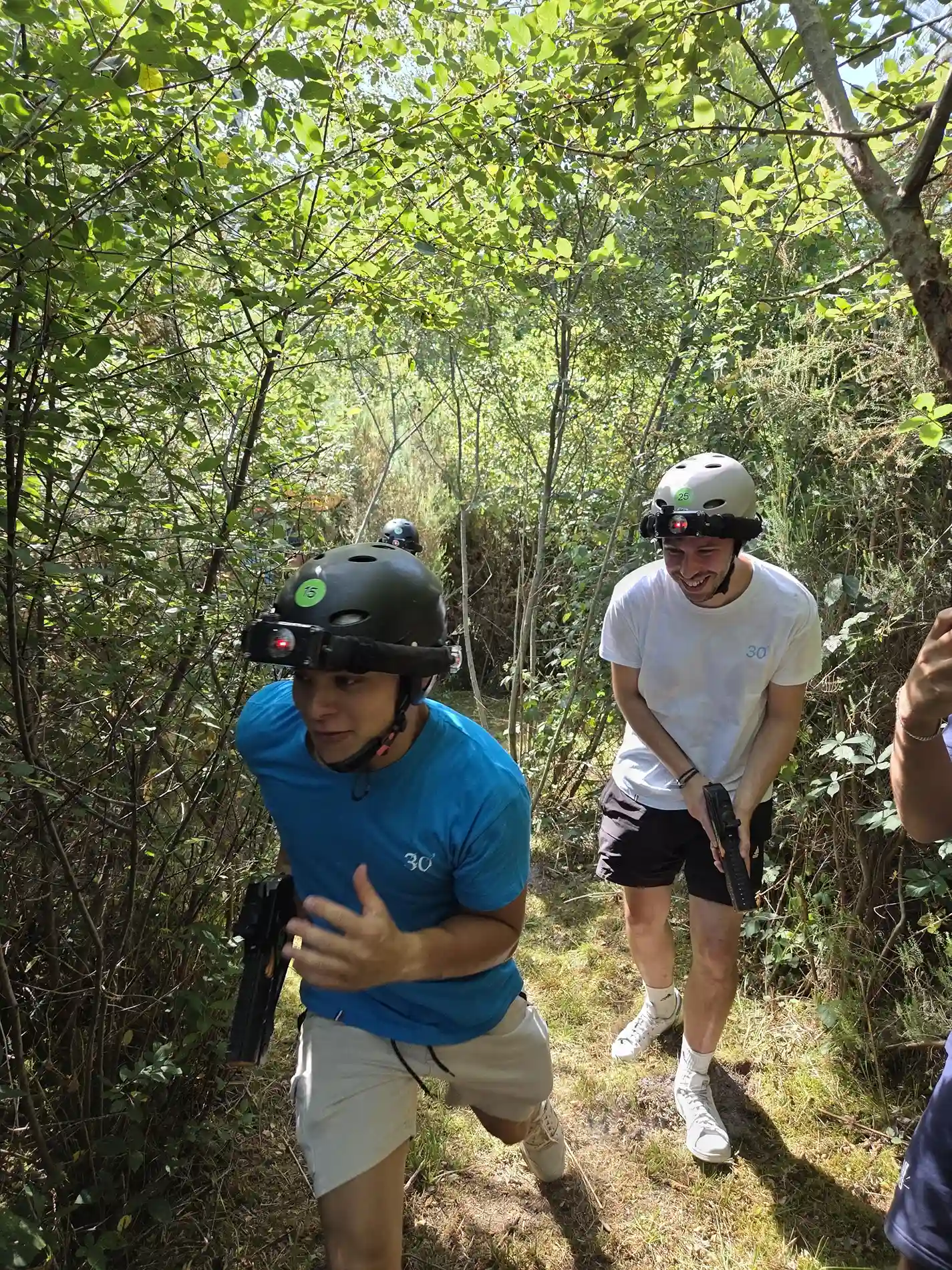 Participants à une partie de Laser Game en forêt