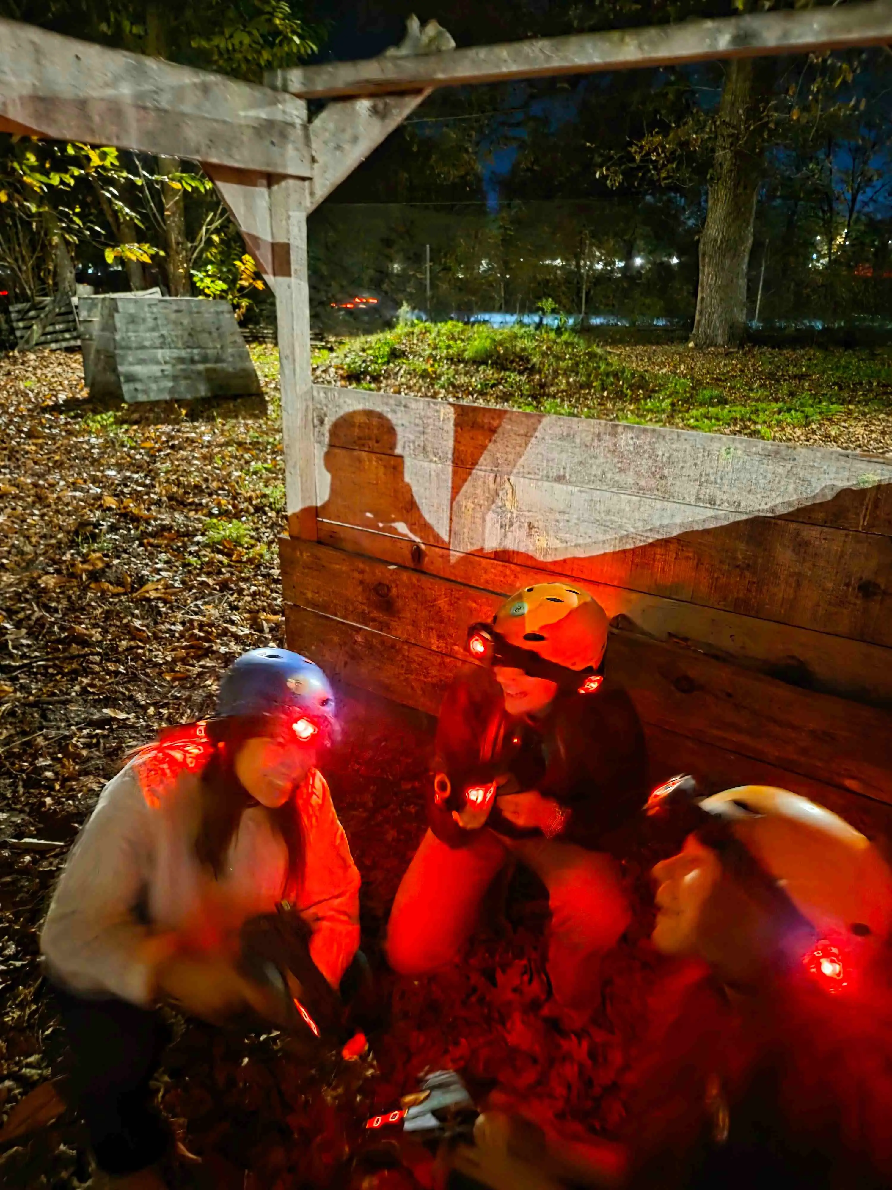 Participant à une partie de Laser Game en forêt