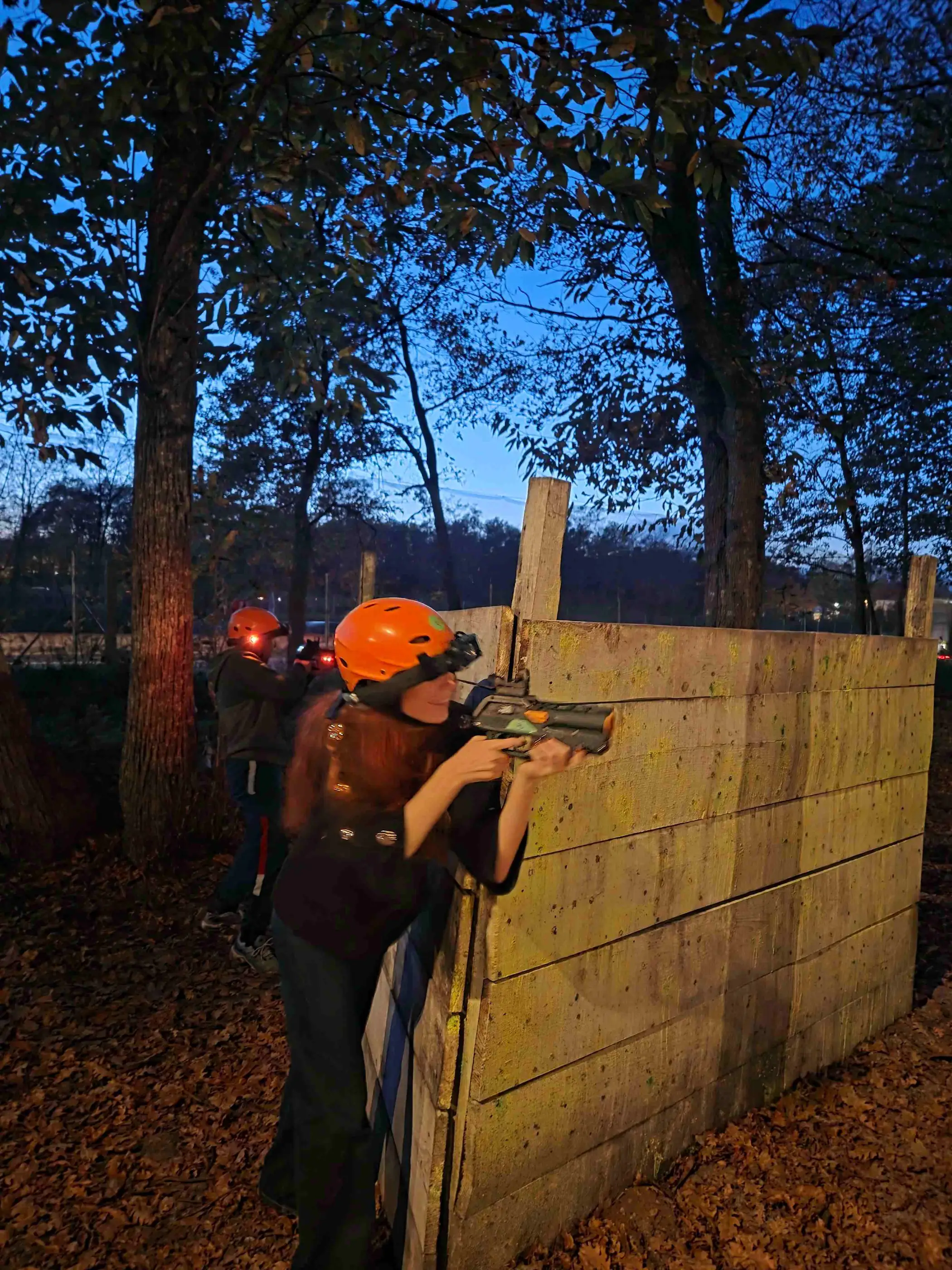Joueurs de Laser Game progressant en forêt