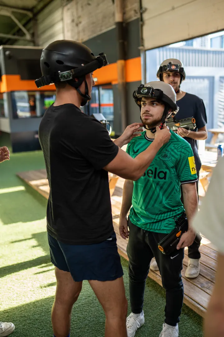 Participant équipé d’un casque de Laser Game