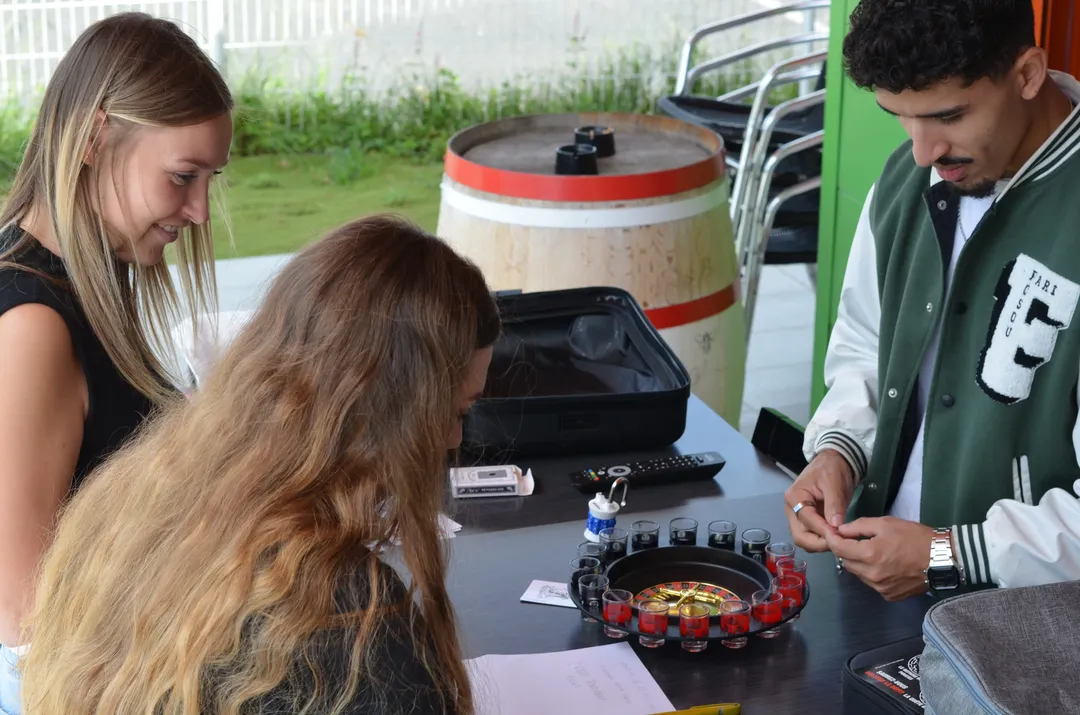Sortie en groupe Bordeaux - assis table