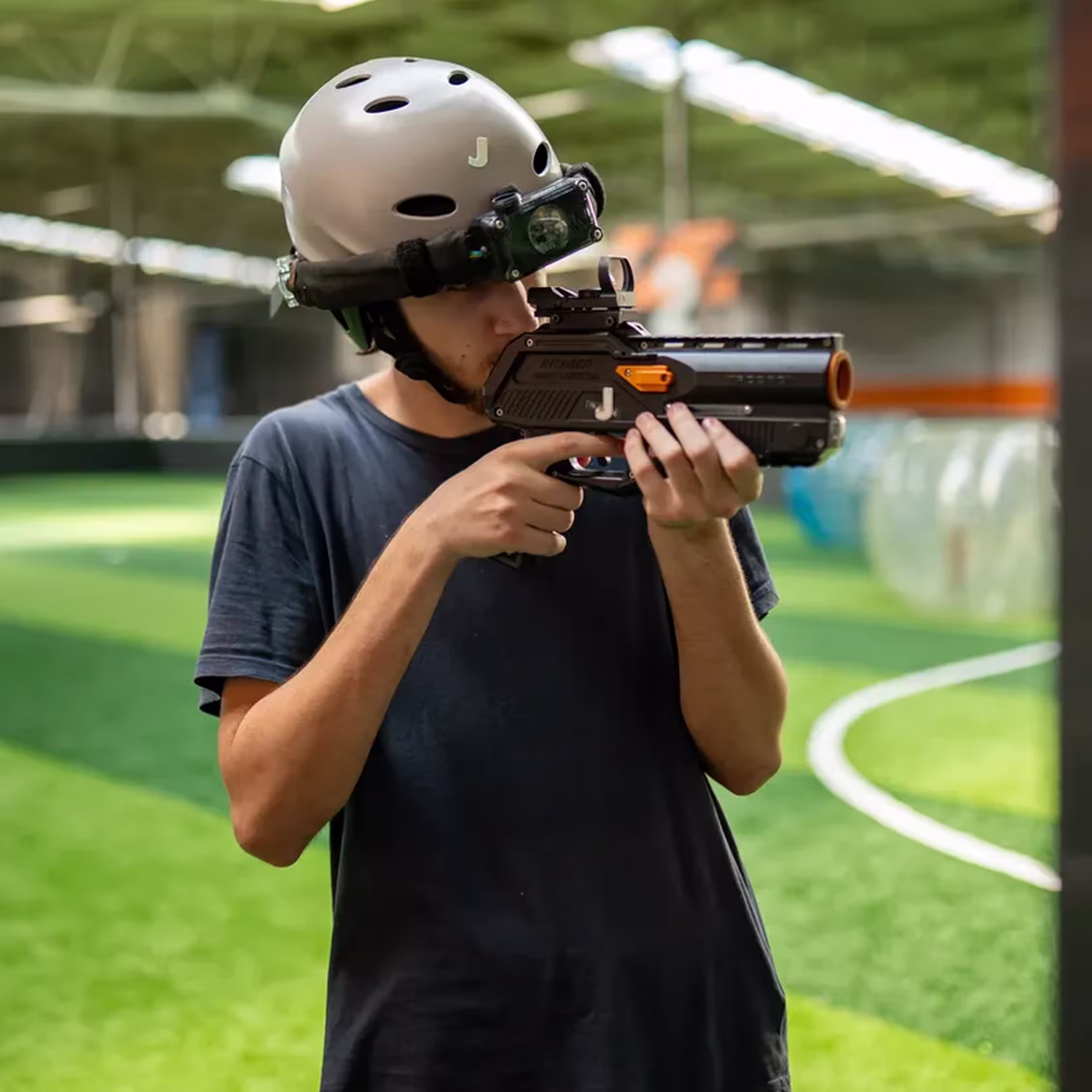 Joueur visant avec un pistolet de Laser Game