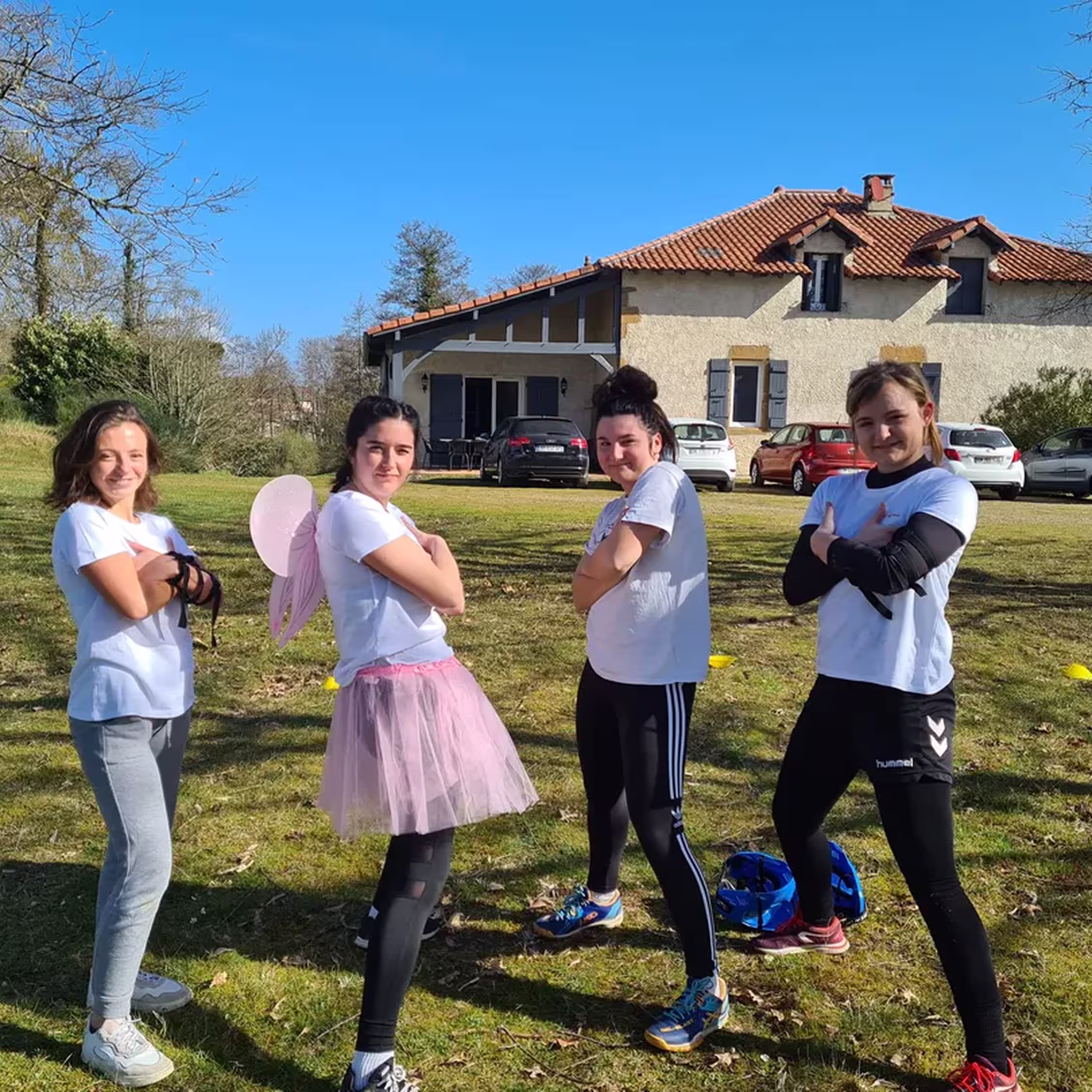 Sortie en groupe Bordeaux - filles blanc maillots noir
