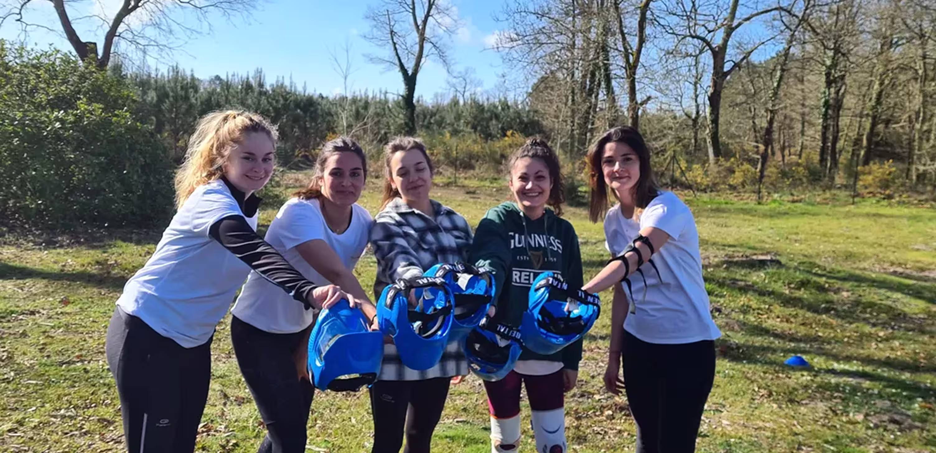 Team building entreprise Bordeaux - filles blanc maillots tenant