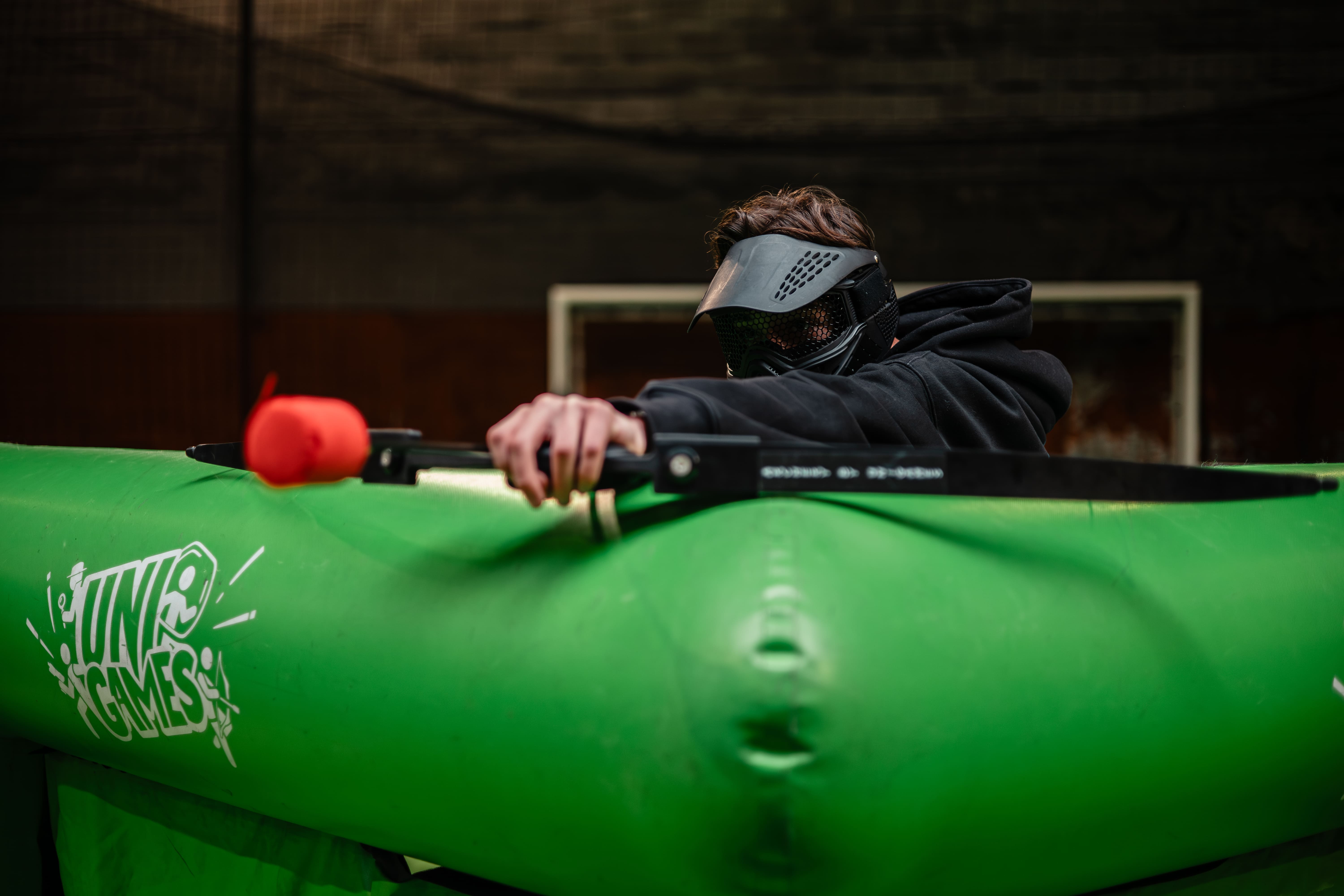 Participant visant une cible pendant une partie d’Archery Game