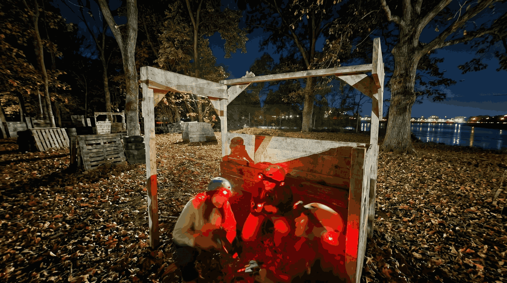 Équipe de Laser Game à couvert sur un terrain extérieur de nuit