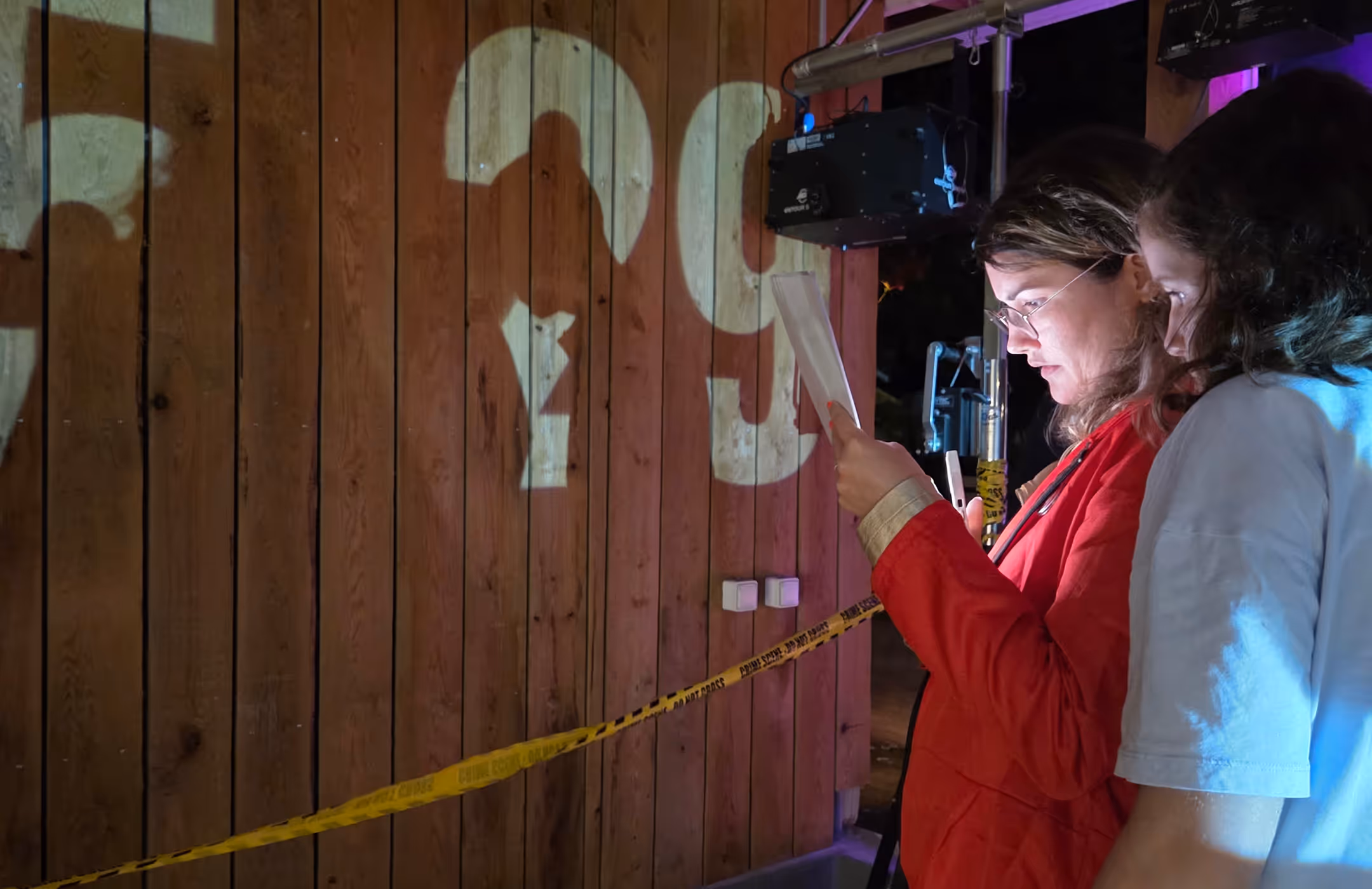 Deux participantes résolvant une énigme de Murder Party