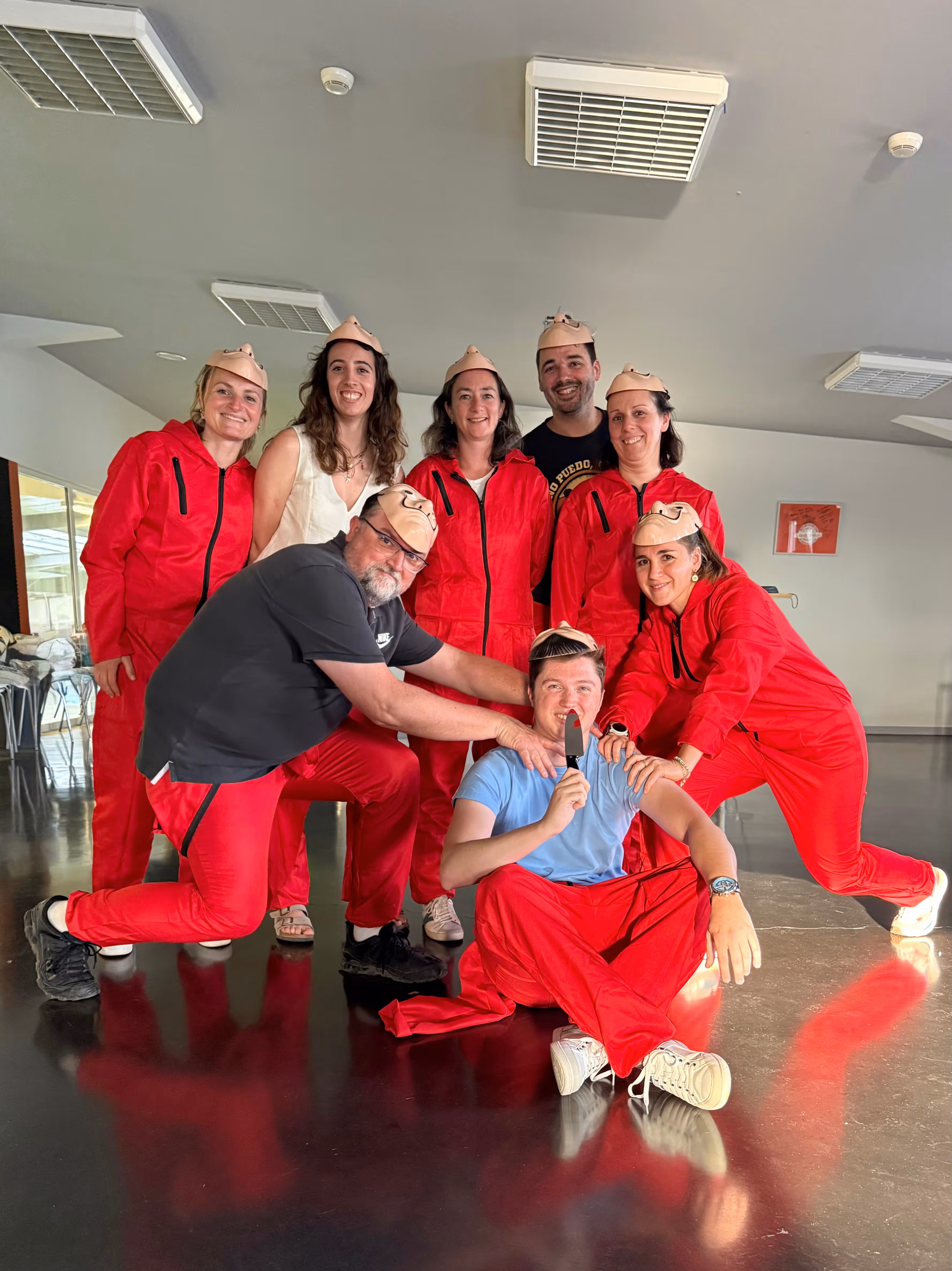 Team building entreprise Bordeaux - rouge saut pose equipe