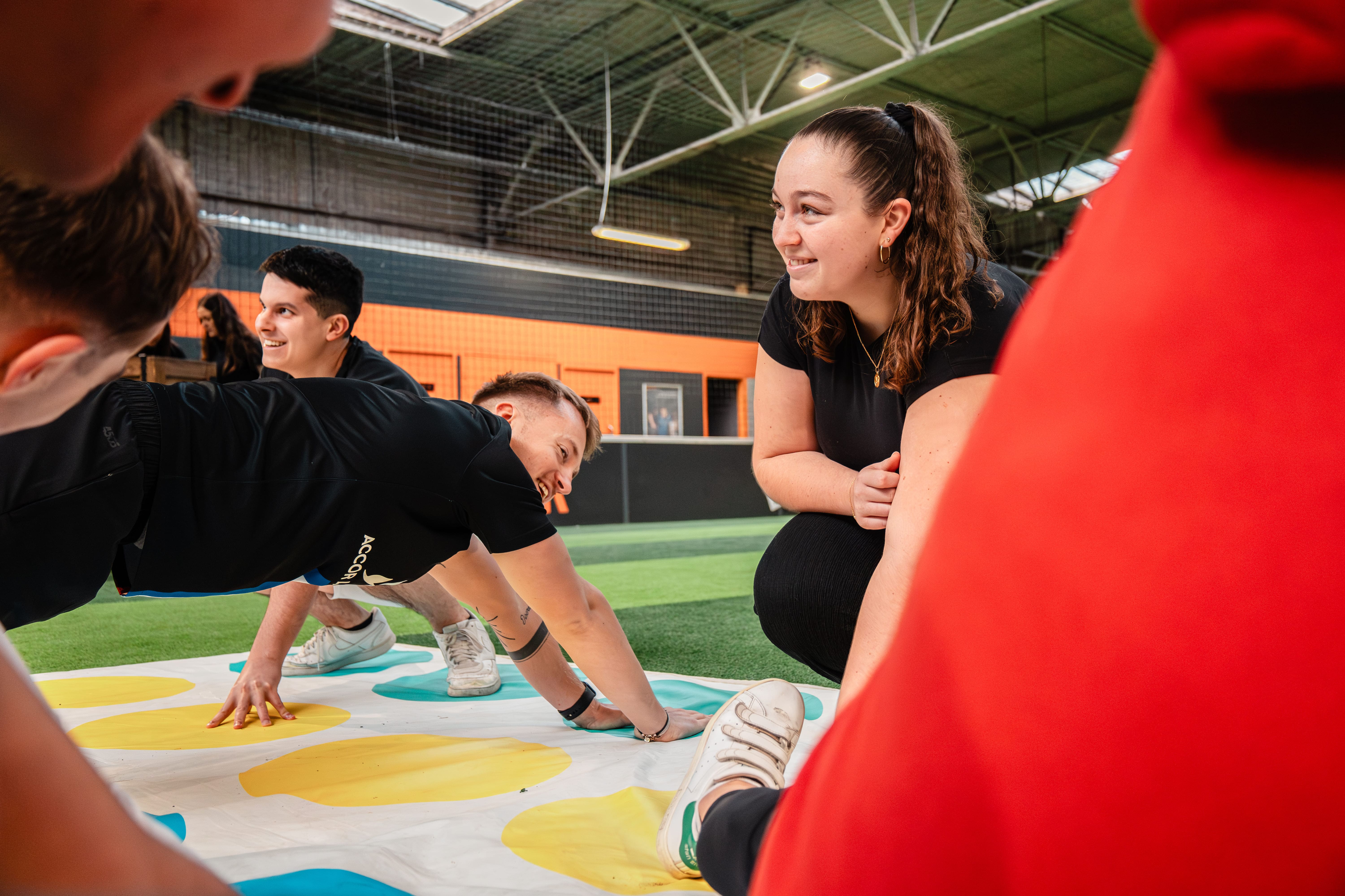 Participants jouant au Twister sur un tapis gonflable