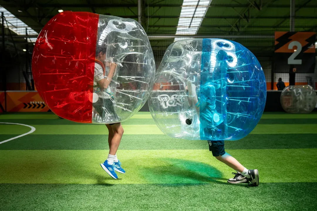 Bubble Foot chez UniGames : une activité en famille rebondissante