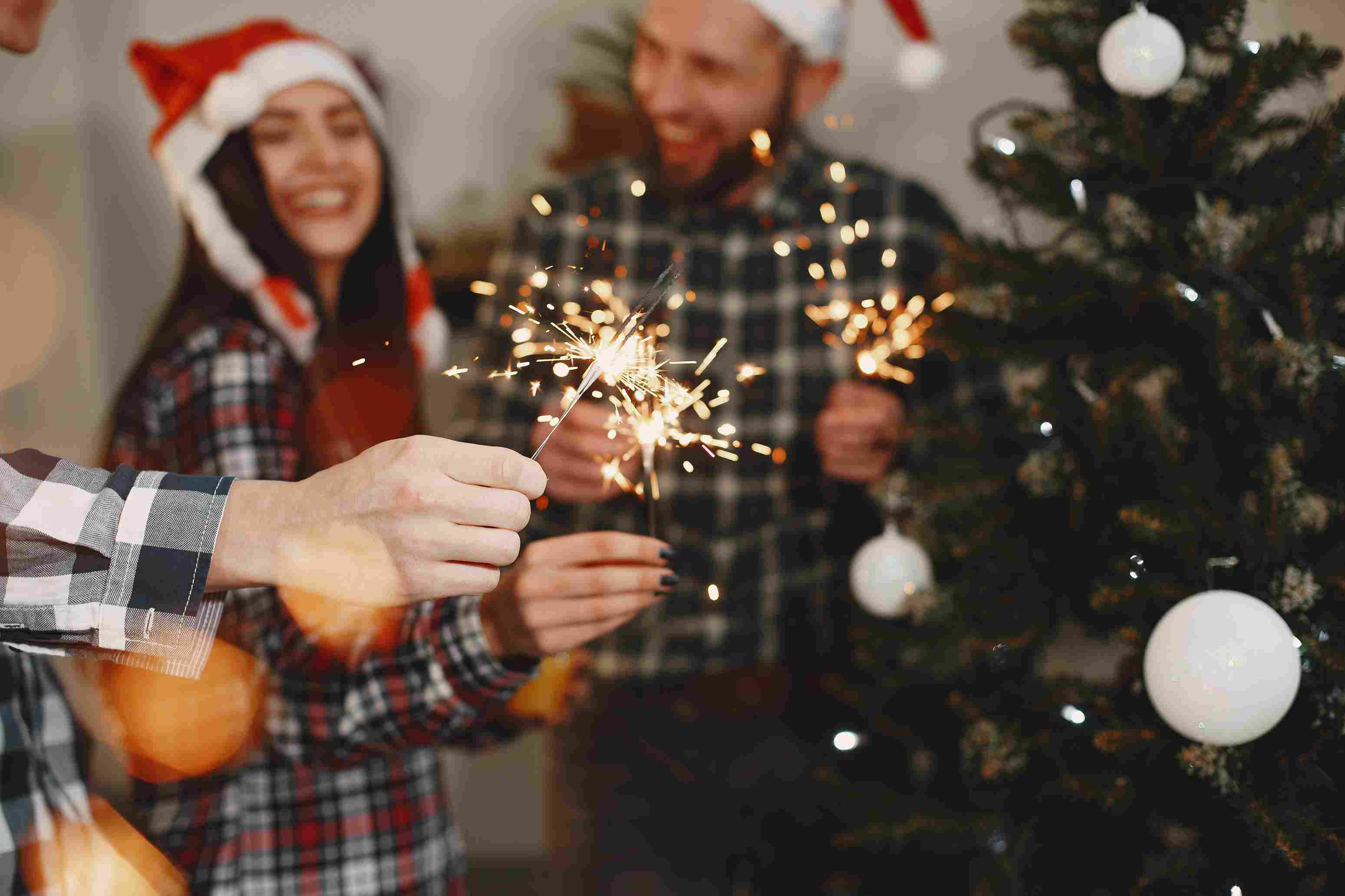 Famille célébrant Noël avec des cierges magiques