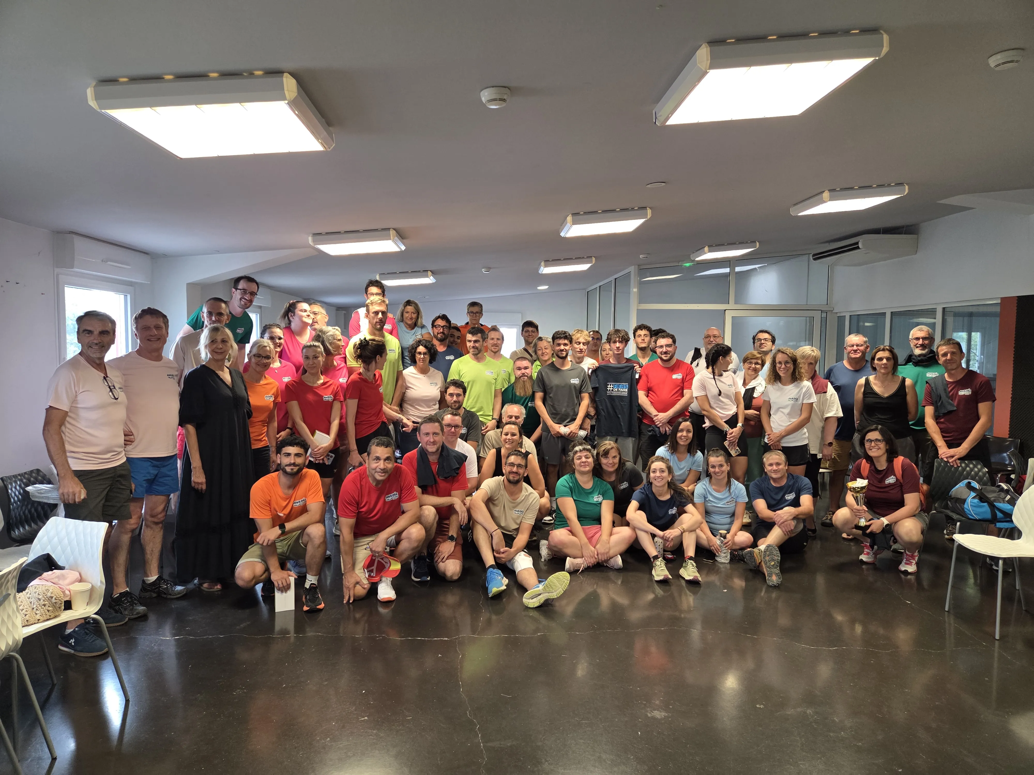 Grand groupe réuni après une activité de team building