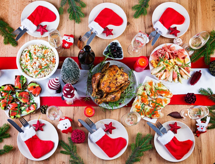 Table décorée pour un repas familial de Noël