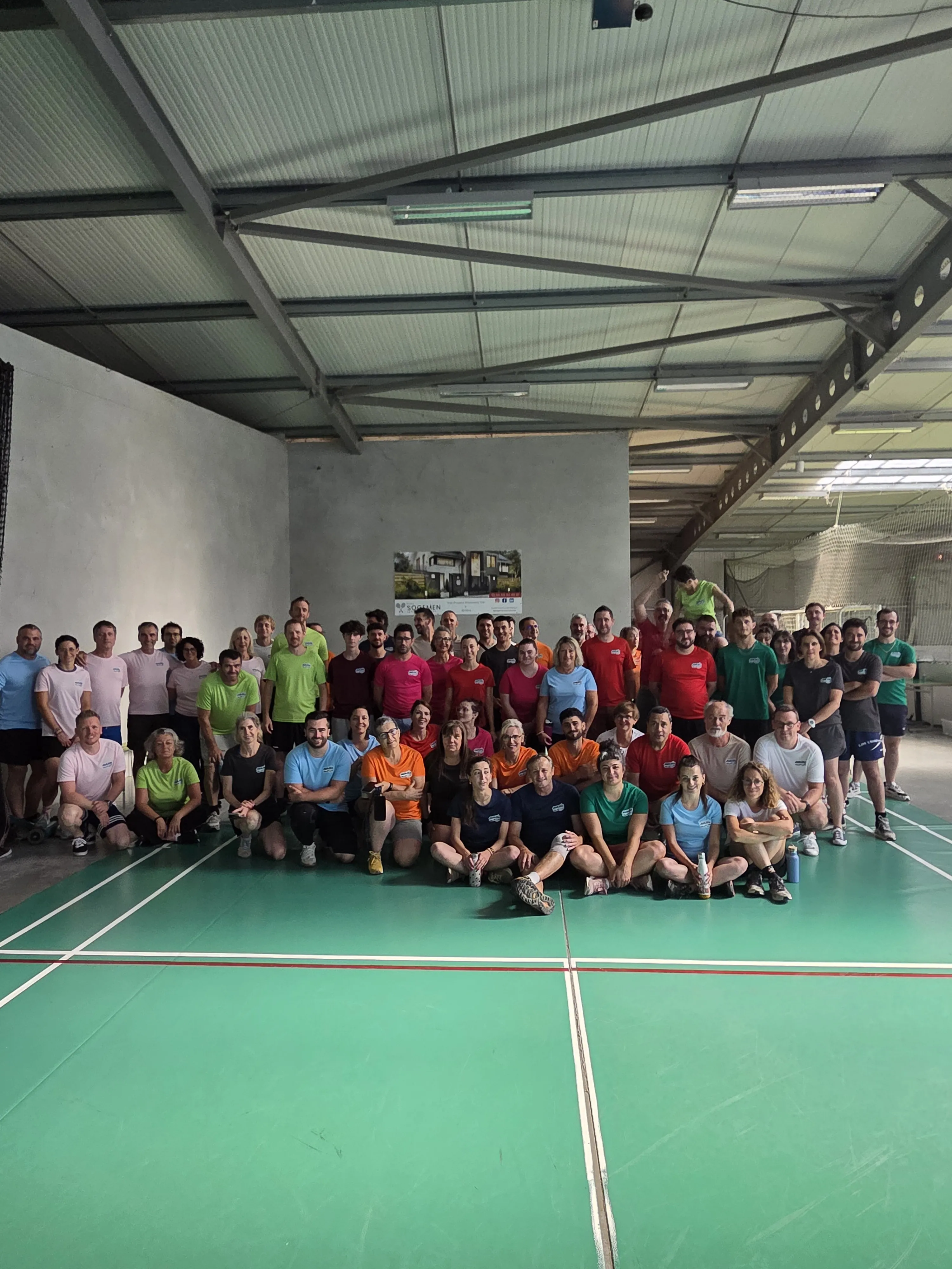Participants à un team building réunis sur un terrain de sport
