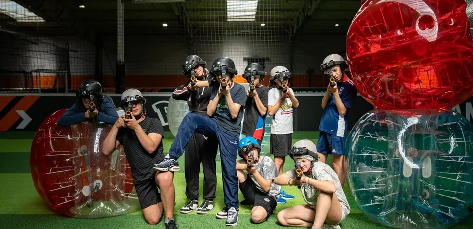 Groupe d’adolescents équipé pour un Laser Game à Bordeaux