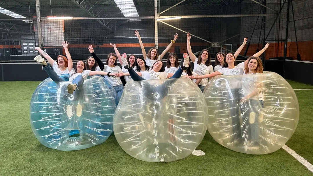 Un groupe de participantes pose avec des bulles de Bubble Foot