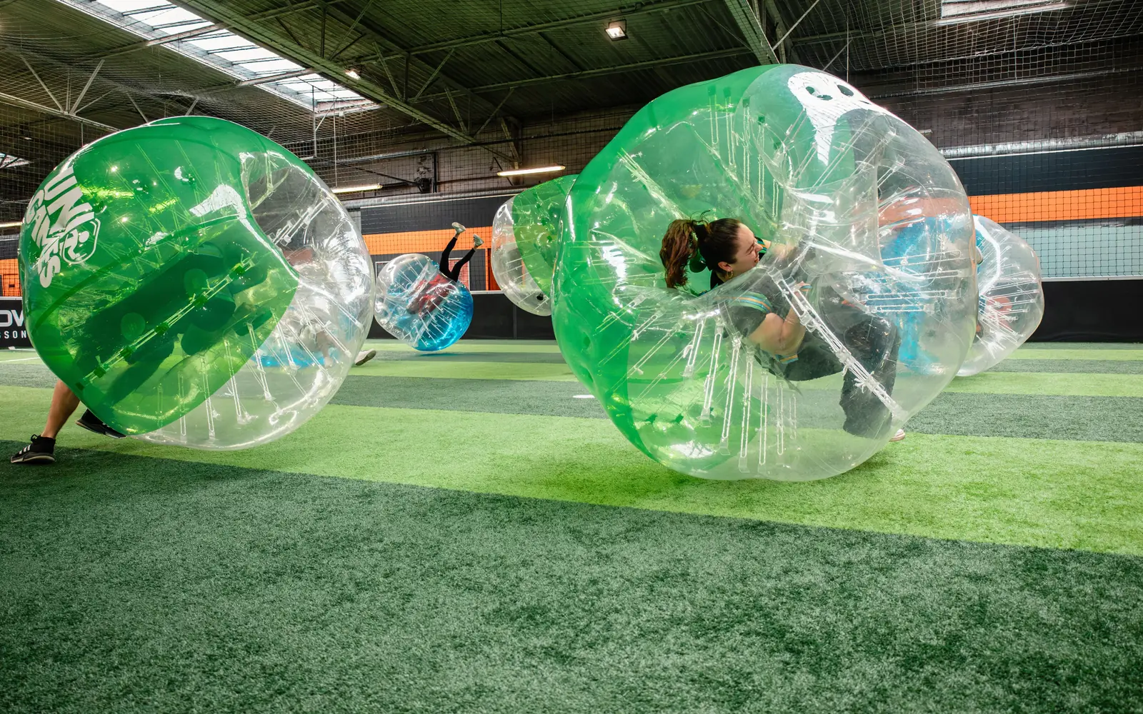 Participants en plein défi de Bubble Foot pour un team building sportif