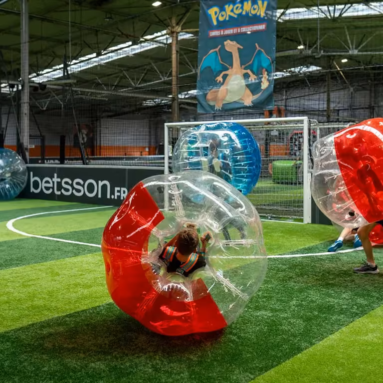 Joueur en bulle rouge pendant une partie de Bubble Foot