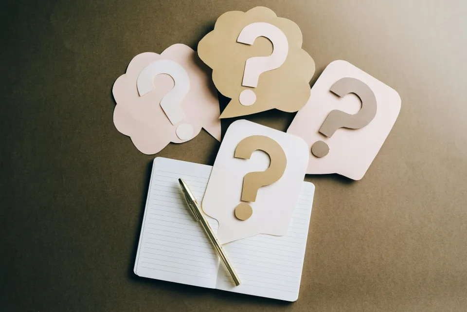 Des points d’interrogation illustrent le format quiz